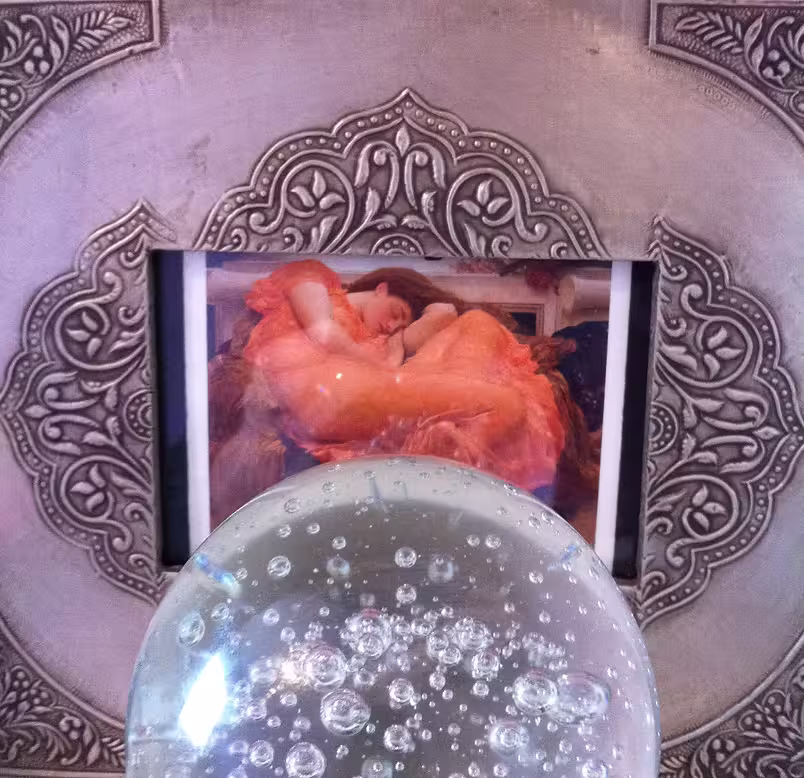 Une boule sur un plat